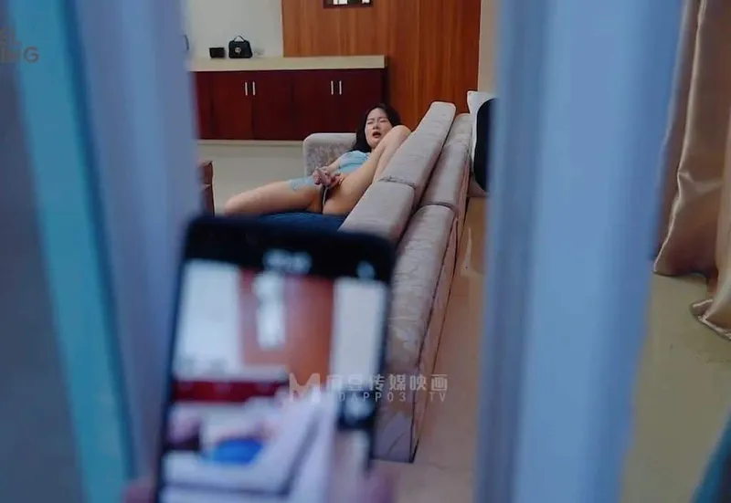 đột nhập xoạc em nhà sát bên đang thủ dâm